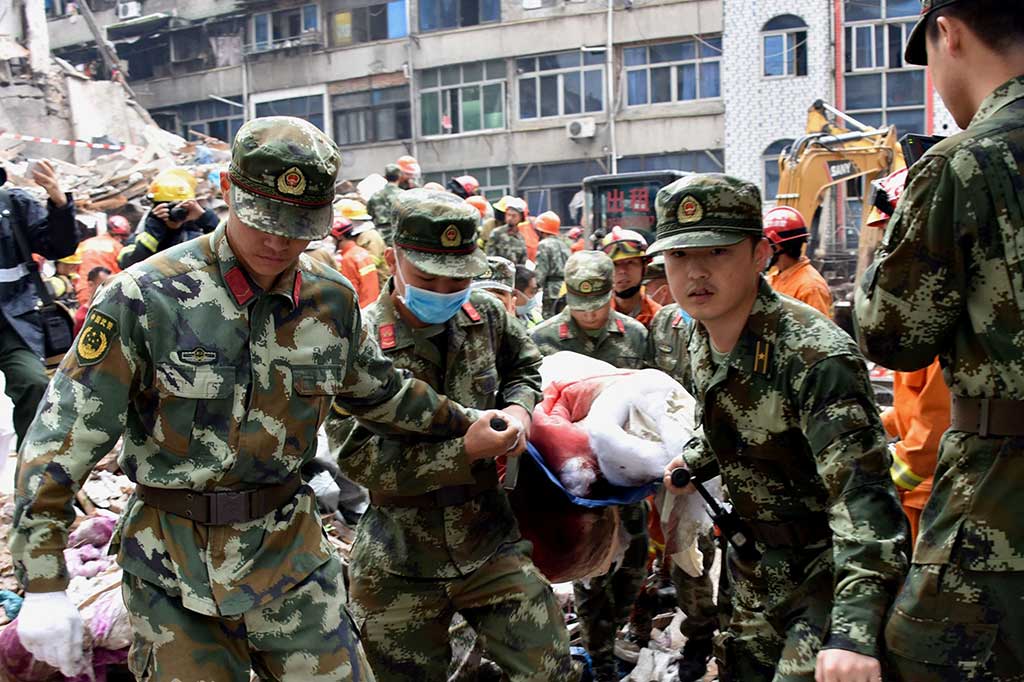 22 orang ditemukan tewas, sementara enam lainnya luka-luka.