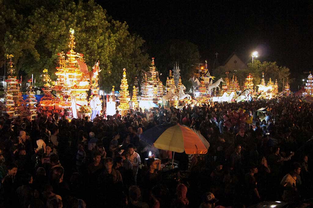 Tabut yang berarti peti adalah lambang peti yang berisi jenazah Husien yang diarak keluarga Tabut Bengkulu untuk mengikuti ritual tabut tebuang pada 10 Muharam menuju pemakaman Karabela yang mencerminkan kawasan Karbala di Irak.