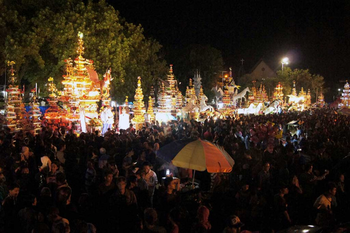 Tabut yang berarti peti adalah lambang peti yang berisi jenazah Husien yang diarak keluarga Tabut Bengkulu untuk mengikuti ritual tabut tebuang pada 10 Muharam menuju pemakaman Karabela yang mencerminkan kawasan Karbala di Irak.