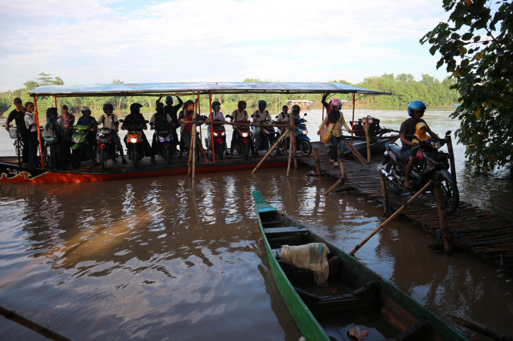 Penumpang bersiap turun dari perahu tambang Bengawan Solo di Desa Kauman, Kecamatan Kota, Bojonegoro, Jawa Timur, Selasa (11/10/2016)