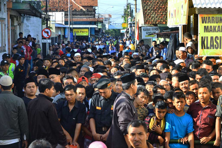 Ribuan warga rela antre berdesak-desakan untuk mendapatkan nasi jangkrik saat puncak acara Bukak Luwur Sunan Kudus di kawasan Masjid Menara Kudus, Jawa Tengah, Selasa (11/10/2016).