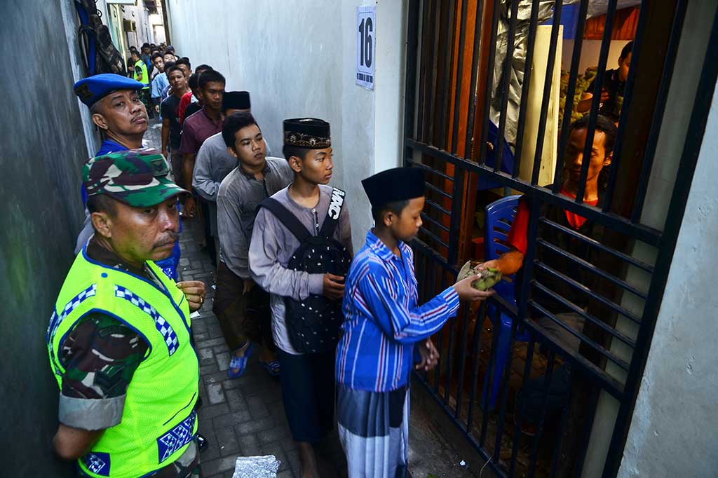 Warga dengan rapi antre mendapatkan nasi jangkrik.