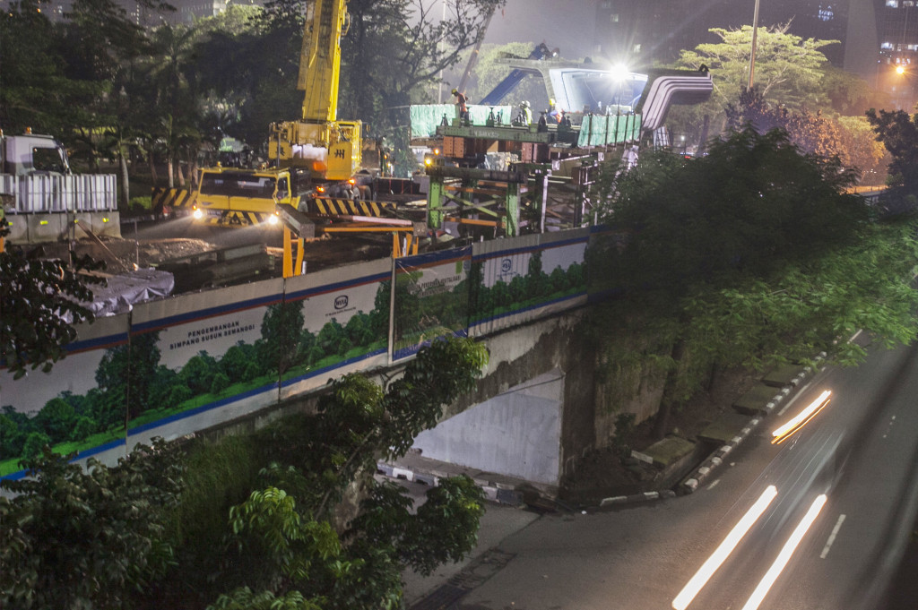 Pekerja menyelesaikan pembangunan jembatan layang simpang susun Semanggi di Jakarta, Selasa (11/10/2016)
