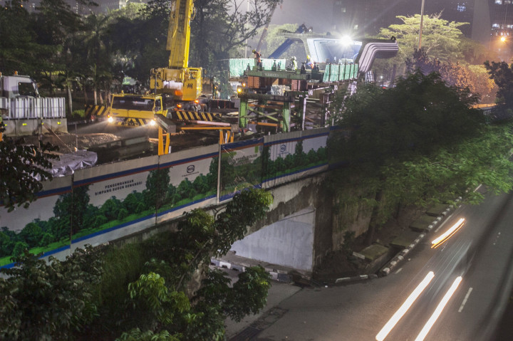 Pekerja menyelesaikan pembangunan jembatan layang simpang susun Semanggi di Jakarta, Selasa (11/10/2016)
