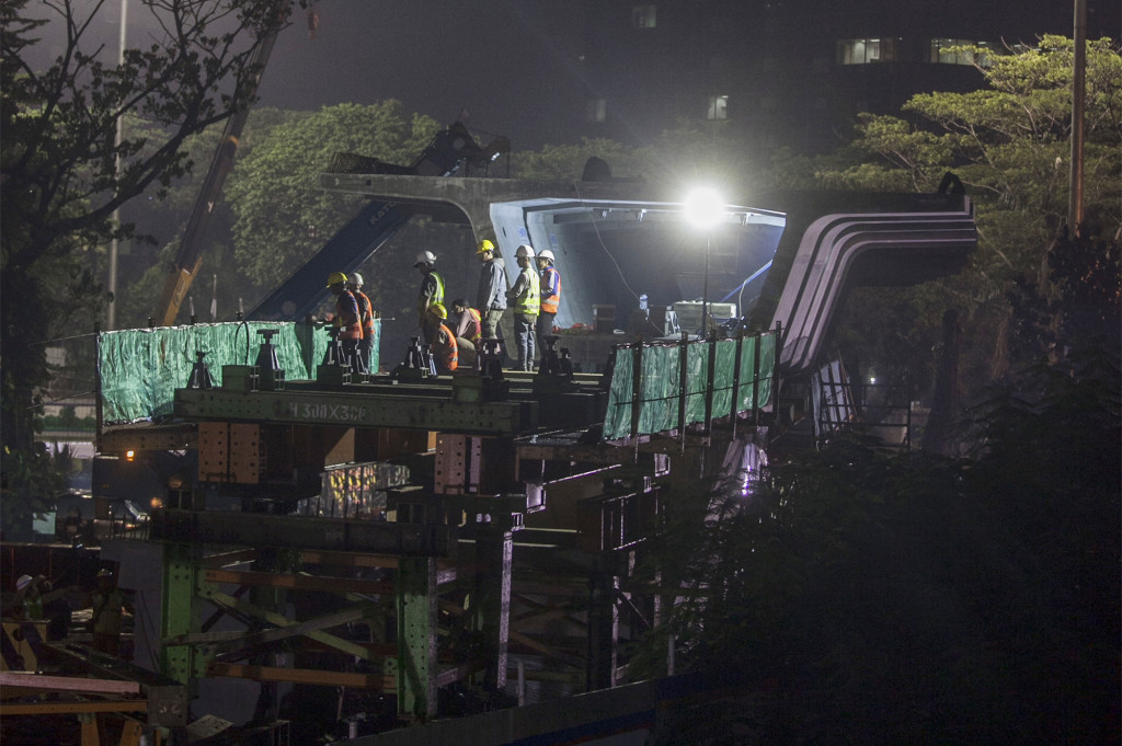 Pekerja menyelesaikan pembangunan jembatan layang simpang susun Semanggi di Jakarta, Selasa (11/10/2016)