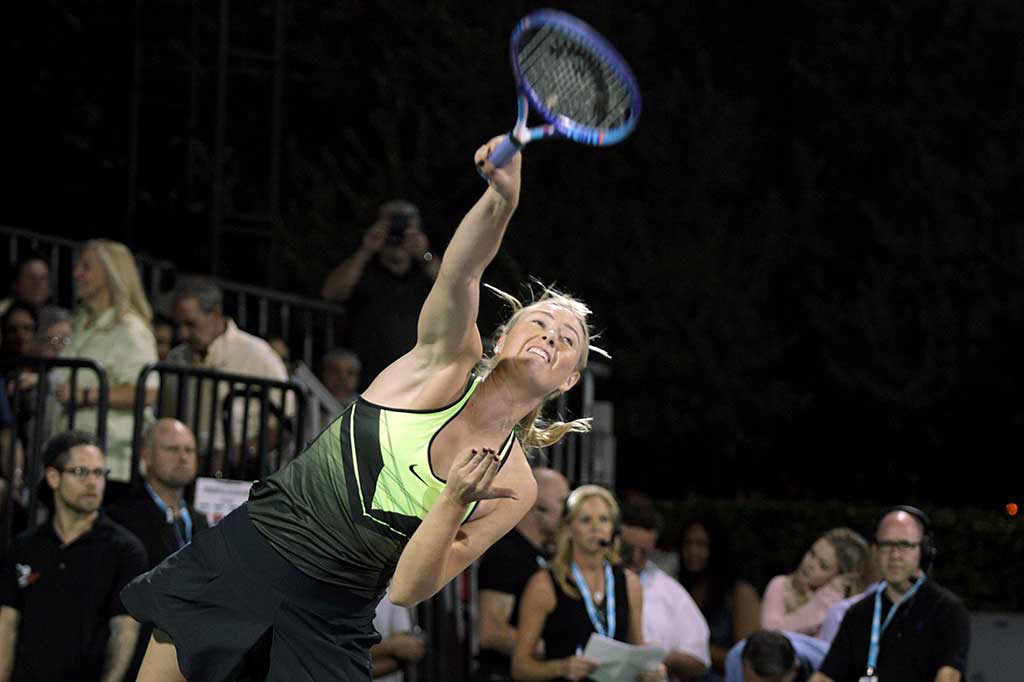 Maria Sharapova tampil dalam pertandingan amal dan bergabung dalam World Team Tennis Smash Hits.