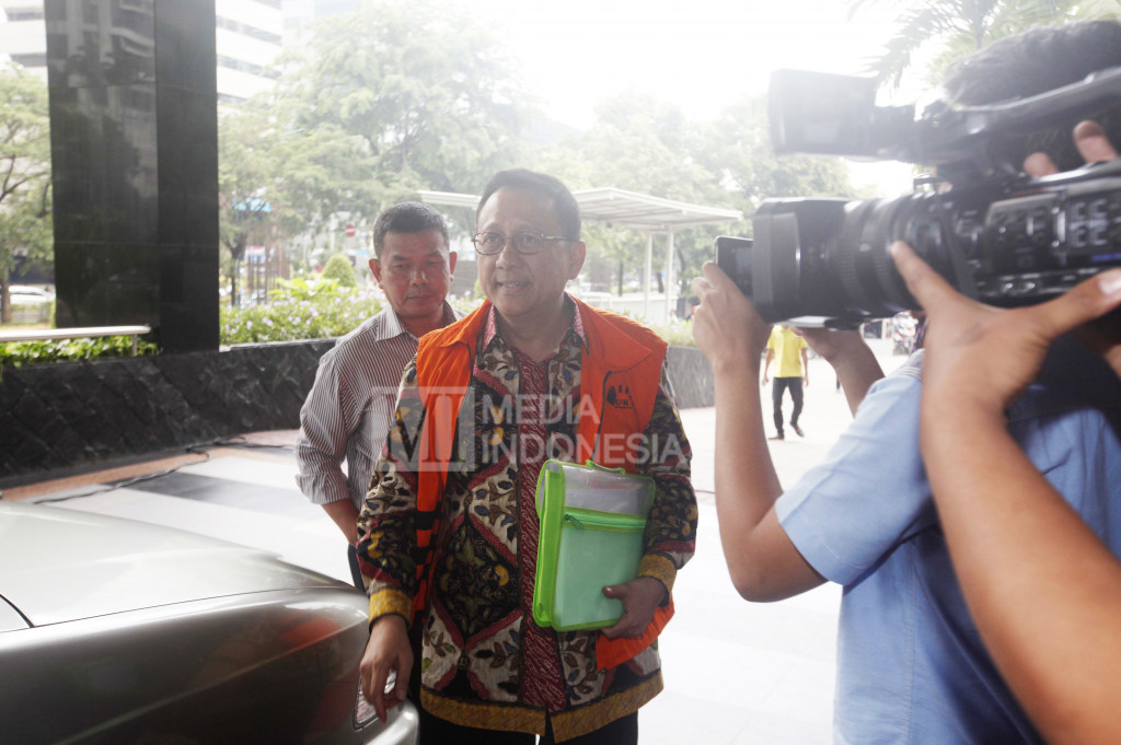Mantan Ketua DPD RI Irman Gusman dikawal petugas pengawal tahanan memasuki Gedung KPK, Jakarta, Selasa (11/10/2016)