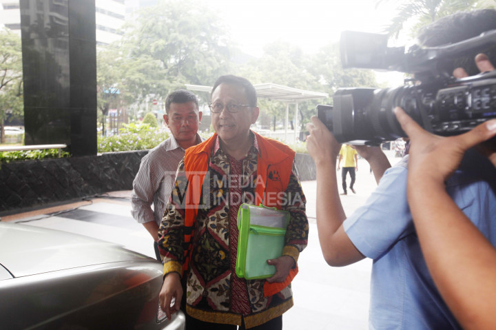 Mantan Ketua DPD RI Irman Gusman dikawal petugas pengawal tahanan memasuki Gedung KPK, Jakarta, Selasa (11/10/2016)