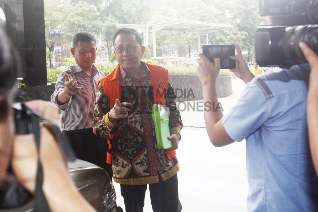 Mantan Ketua DPD RI Irman Gusman dikawal petugas pengawal tahanan memasuki Gedung KPK, Jakarta, Selasa (11/10/2016)