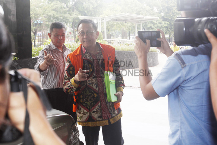 Mantan Ketua DPD RI Irman Gusman dikawal petugas pengawal tahanan memasuki Gedung KPK, Jakarta, Selasa (11/10/2016)