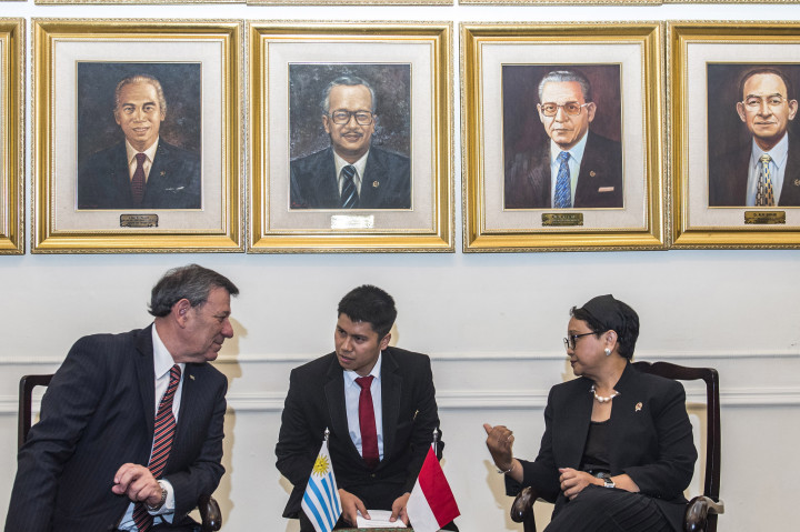 Menteri Luar Negeri RI Retno Marsudi (kanan) berbincang dengan Menlu Uruguay Rodolfo Nin Novoa (kiri) saat pertemuan bilateral di Gedung Pancasila, Kementerian Luar Negeri, Jakarta, Selasa (11/10/2016)