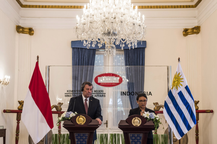 Menteri Luar Negeri RI Retno Marsudi (kanan) dan mitranya Menlu Uruguay Rodolfo Nin Novoa memberikan keterangan pers di Gedung Pancasila, Kementerian Luar Negeri, Jakarta, Selasa (11/10/2016)