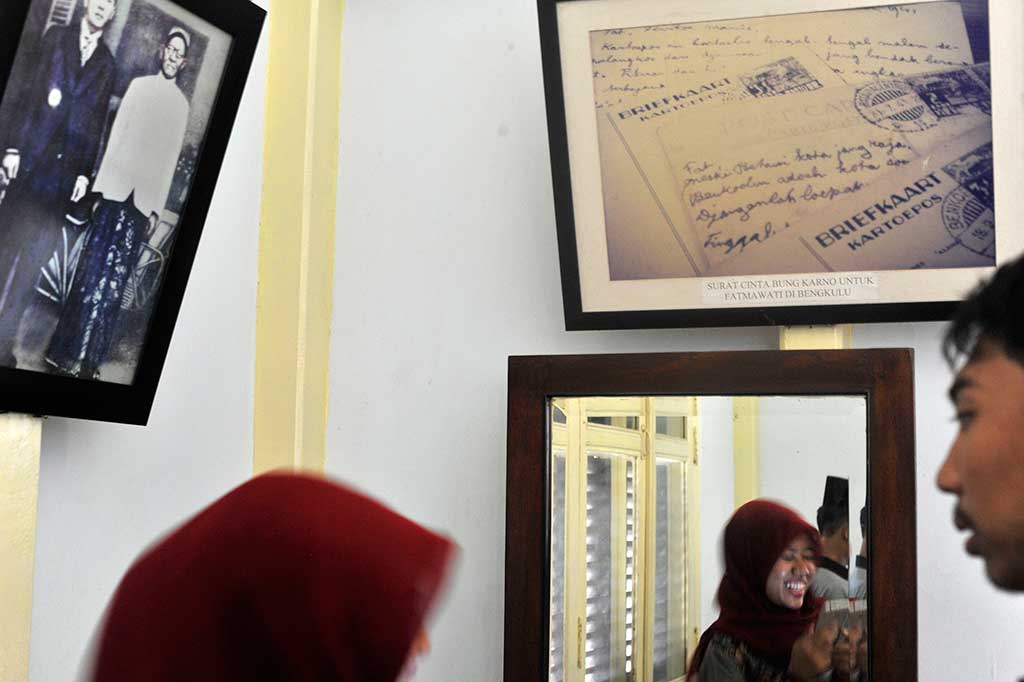 Wisatawan melihat-lihat koleksi rumah pengasingan Bung Karno.