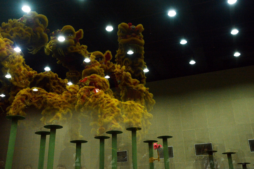 Peserta Chile beraksi pada nomor tonggak Lion Dance ajang World Dragon and Lion Dance Championship rangkaian dari The 6th TAFISA World Sport for All Games 2016 di Ecovention Ancol, Jakarta, Selasa (11/10/2016).
