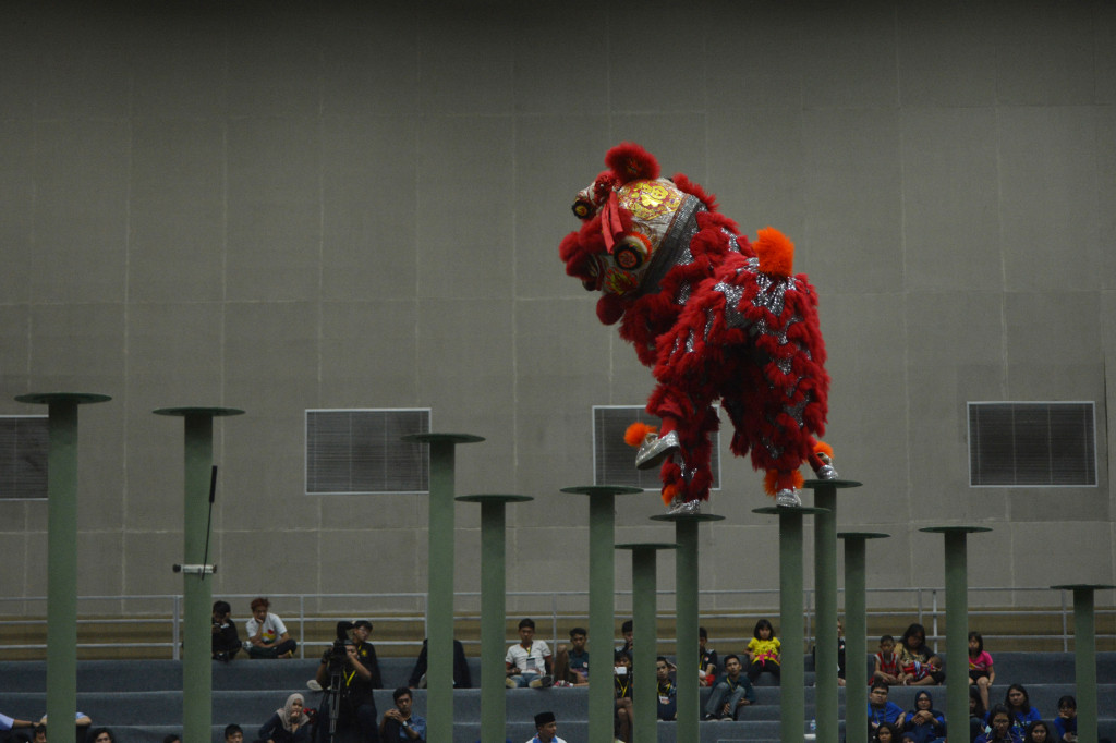 Peserta dari Long Hu Jawa Barat beraksi pada nomor tonggak Lion Dance ajang World Dragon and Lion Dance Championship TAFISA Games 2016 di Ecovention Ancol, Jakarta, Selasa (11/10/2016).