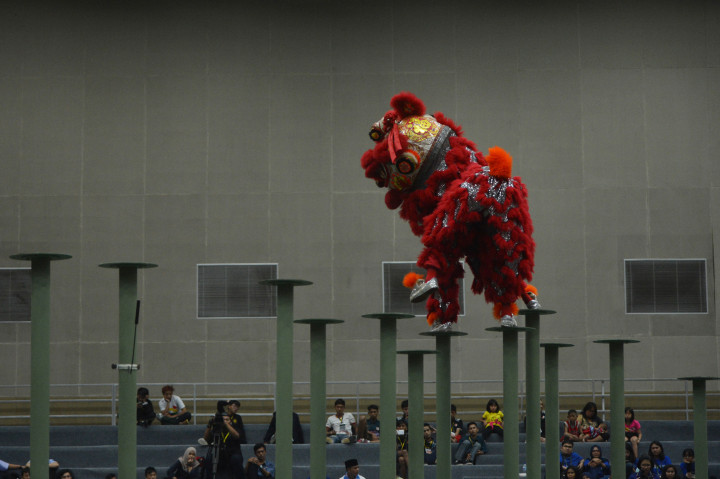 Peserta dari Long Hu Jawa Barat beraksi pada nomor tonggak Lion Dance ajang World Dragon and Lion Dance Championship TAFISA Games 2016 di Ecovention Ancol, Jakarta, Selasa (11/10/2016).