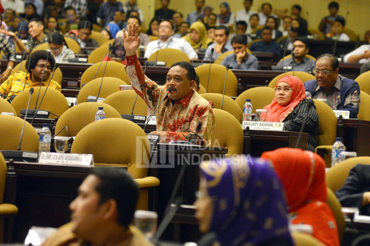 Anggota DPD menginterupsi rapat yang di pimpin Wakil Ketua DPD Farouk Muhammad (kiri) dan GKR Hemas (kanan) saat pembacaan tata tertib di rapat paripurna luar biasa di Gedung Nusantara V, Kompleks Parlemen Senayan, Jakarta, Selasa (11/10/2016)