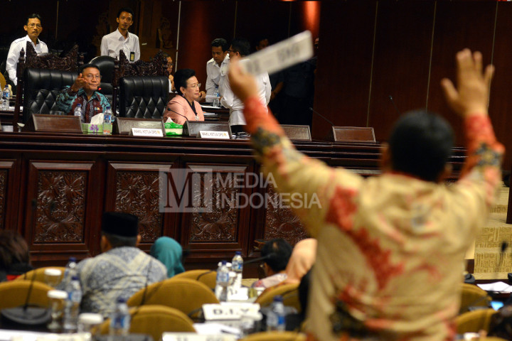 Wakil Ketua DPD Farouk Muhammad (kiri) dan Gusti Kanjeng Ratu (GKR) Hemas (kanan) memimpin rapat paripurna luar biasa DPD di Gedung Nusantara V, Kompleks Parlemen Senayan, Jakarta, Selasa (11/10/2016)