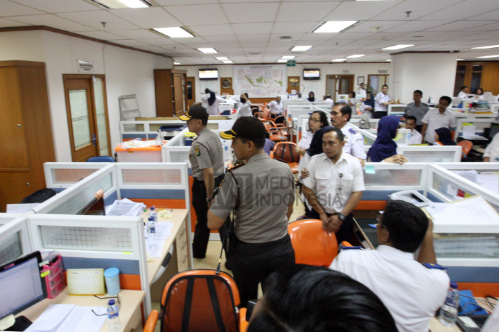 Polisi menggeledah lokasi operasi tangkap tangan (OTT) pungli di Kementerian Perhubungan, Jakarta, Selasa (11/10/2016).