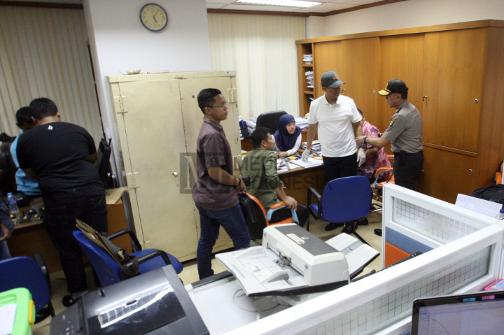 Polisi menggeledah sejumlah ruangan di lantai 6 dan lantai 12 di Kantor Kemenhub, Jakarta, Selasa (11/10/2016)
