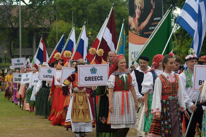 Peserta World Culture Forum (WCF) 2016 mengikuti parade di Lapangan Puputan Badung, Kota Denpasar, Bali, Selasa (11/10/2016).