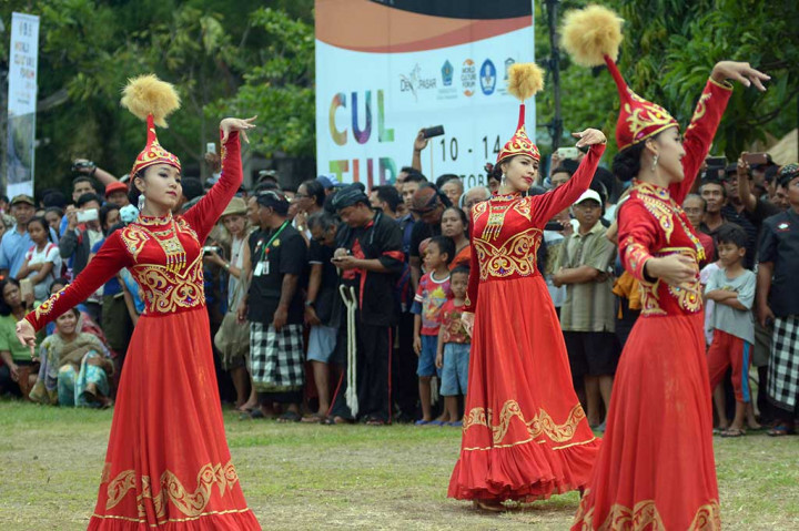 Peserta WCF 2016 menampilkan tari rakyat.