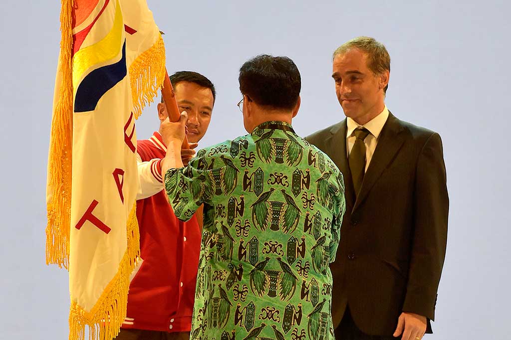 Menpora Imam Nahrawi menyerahkan bendera TAFISA kepada Presiden TAFISA Ju-Ho Chang (tengah) untuk selanjutnya diserahkan kepada Perwakilan Pemerintah Portugal Vitor Pataco (kanan).