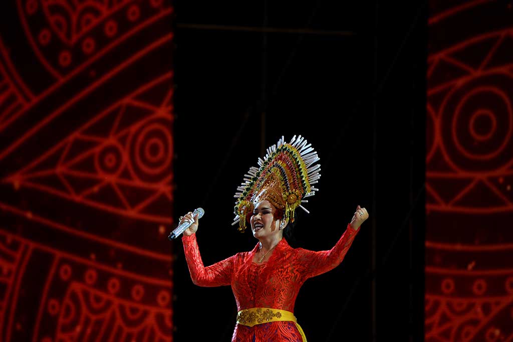 Penyanyi Titi DJ tampil pada pentas hiburan penutupan The 6th TAFISA World Sport for All Games 2016.