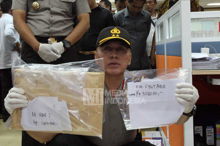 Kapolda Metro Jaya Irjen Mochamad Iriawan menunjukkan barang bukti operasi tangkap tangan di Kementerian Perhubungan berupa uang dan dokumen-dokumen.
