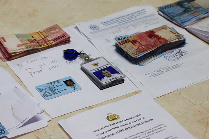 Sejumlah barang bukti diamankan dalam OTT di Kemenhub.