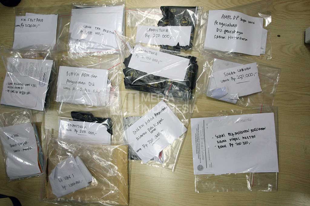 Sejumlah barang bukti diamankan dalam OTT di Kemenhub.