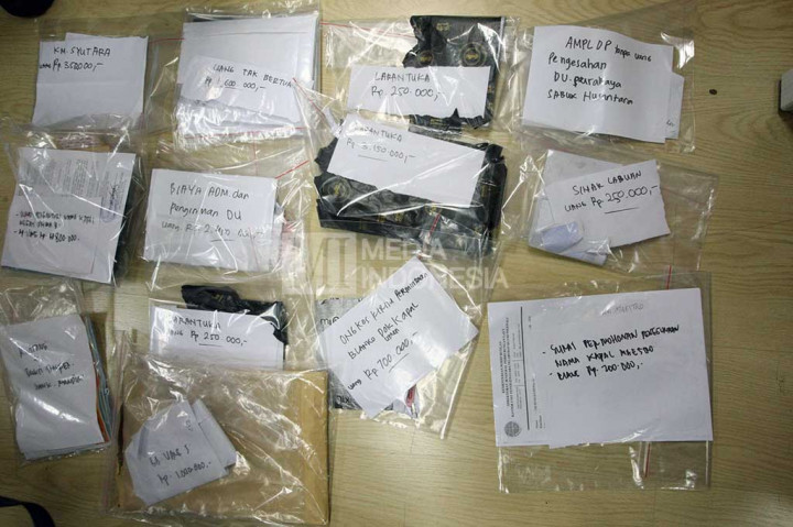 Sejumlah barang bukti diamankan dalam OTT di Kemenhub.