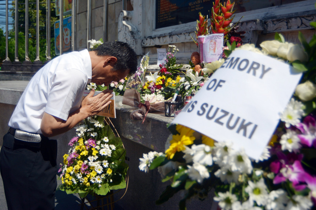 Keluarga korban berdoa saat peringatan 14 tahun tragedi bom Bali di Monumen Bom Bali, Legian, Bali, Rabu (12/10/2016).
