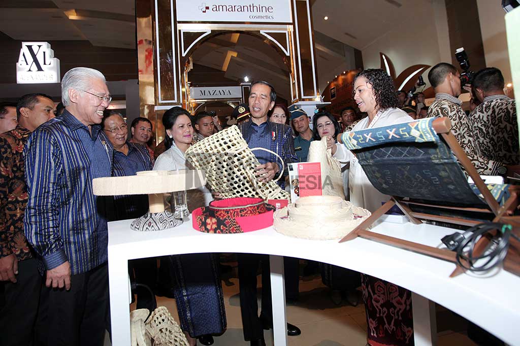 Presiden Jokowi bersama Ny Iriana Jokowi (ketiga dari kiri), didampingi Menko Perekonomian Darmin Nasution dan Mendag Enggartiasto Lukita meninjau area Trade Expo Indonesia (TEI) 2016.