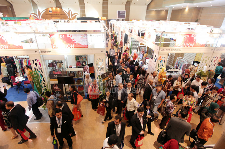 Pengunjung memadati arena Trade Expo Indonesia (TEI) 2016 di JIExpo, Kemayoran, Jakarta, Rabu (12/10/2016).