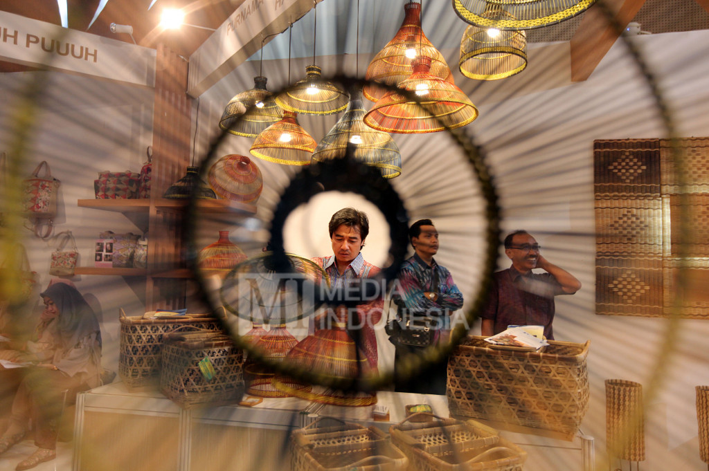 Suasana salah satu stan kerajinan tangan di area Trade Expo Indonesia (TEI) 2016 di JIExpo, Kemayoran, Jakarta, Rabu (12/10/2016)