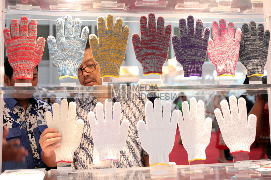 Pengunjung mencari informasi produk di area Trade Expo Indonesia (TEI) 2016 di JIExpo, Kemayoran, Jakarta, Rabu (12/10/2016)