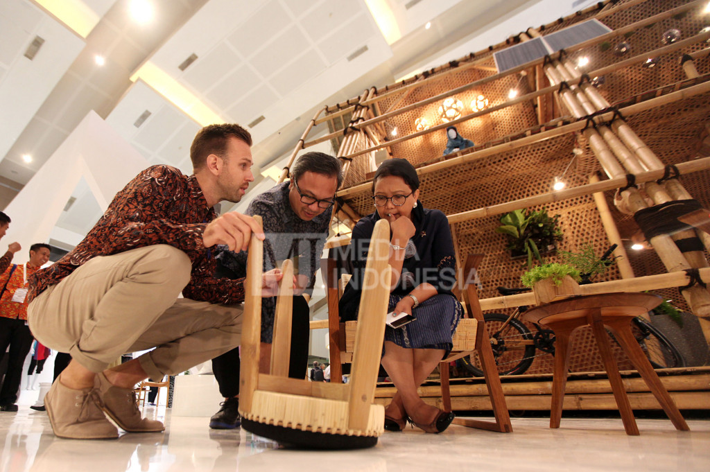 Menteri Luar Negeri Retno LP Marsudi (kanan) meyimak penjelasan peserta pameran tentang produk kursi kayu di area Trade Expo Indonesia (TEI) 2016 di JIExpo, Kemayoran, Jakarta, Rabu (12/10/2016)