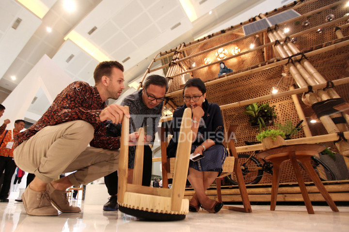 Menteri Luar Negeri Retno LP Marsudi (kanan) meyimak penjelasan peserta pameran tentang produk kursi kayu di area Trade Expo Indonesia (TEI) 2016 di JIExpo, Kemayoran, Jakarta, Rabu (12/10/2016)