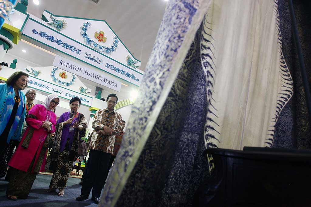 Ny Mufidah Jusuf Kalla (kedua kiri) didampingi Gubernur DIY Sri Sultan HB X (kanan) melihat batik yang dipamerkan saat pembukaan Jogja International Batik Biennale (JIBB) 2016 di Jogja Expo Centre, DIY.