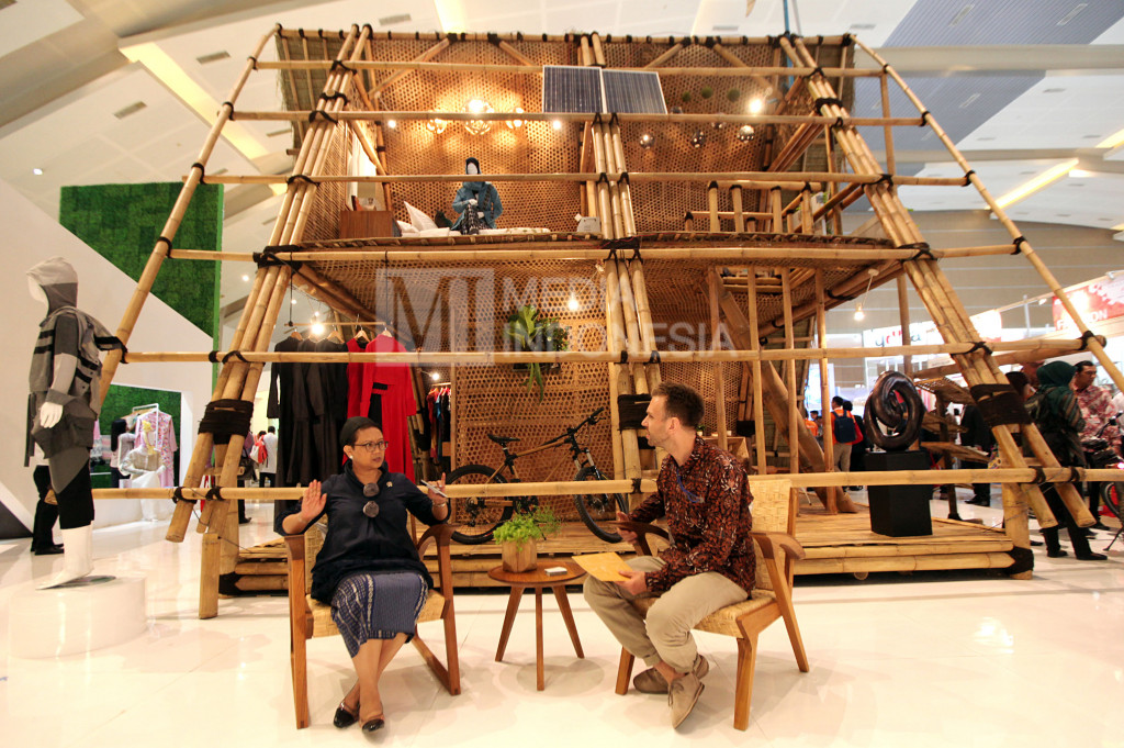 Menteri Luar Negeri Retno LP Marsudi (kiri) berbincang dengan peserta pameran berlatarkan rumah bambu di area Trade Expo Indonesia (TEI) 2016 di JIExpo, Kemayoran, Jakarta, Rabu (12/10/2016)