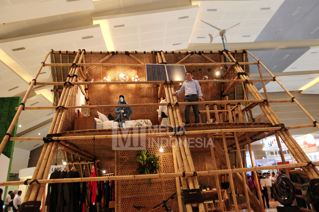 Pengunjung melihat-lihat interior rumah bambu yang dipamerkan di Trade Expo Indonesia (TEI) 2016 di JIExpo, Kemayoran, Jakarta, Rabu (12/10/2016)