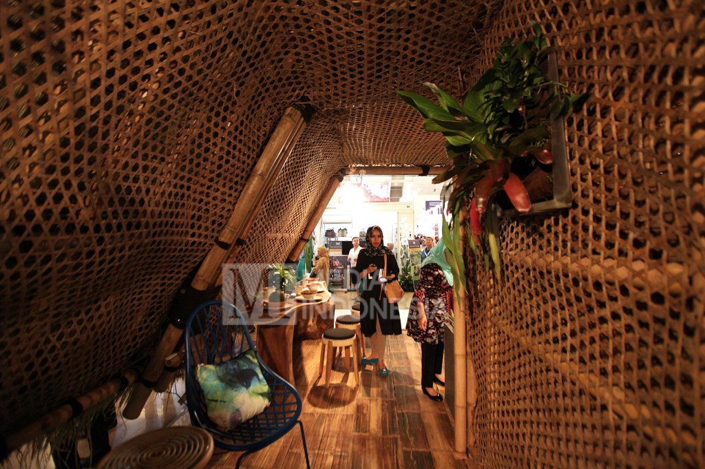 Pengunjung melihat-lihat interior rumah bambu yang dipamerkan di Trade Expo Indonesia (TEI) 2016 di JIExpo, Kemayoran, Jakarta, Rabu (12/10/2016)