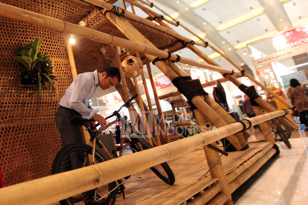 Pengunjung memperhatikan produk-produk yang dipamerkan di rumah bambu yang dipamerkan di Trade Expo Indonesia (TEI) 2016 di JIExpo, Kemayoran, Jakarta, Rabu (12/10/2016)