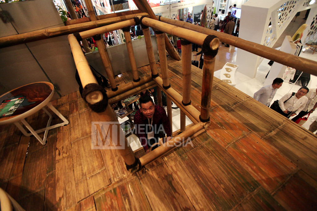 Pengunjung melihat-lihat interior rumah bambu yang dipamerkan di Trade Expo Indonesia (TEI) 2016 di JIExpo, Kemayoran, Jakarta, Rabu (12/10/2016)