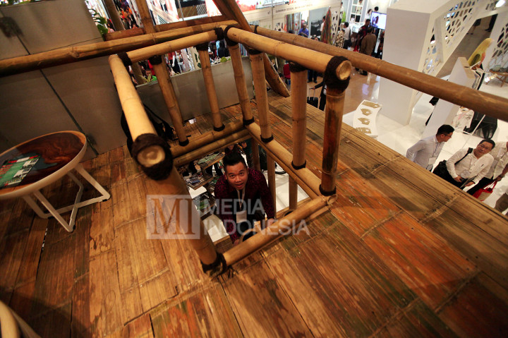 Pengunjung melihat-lihat interior rumah bambu yang dipamerkan di Trade Expo Indonesia (TEI) 2016 di JIExpo, Kemayoran, Jakarta, Rabu (12/10/2016)