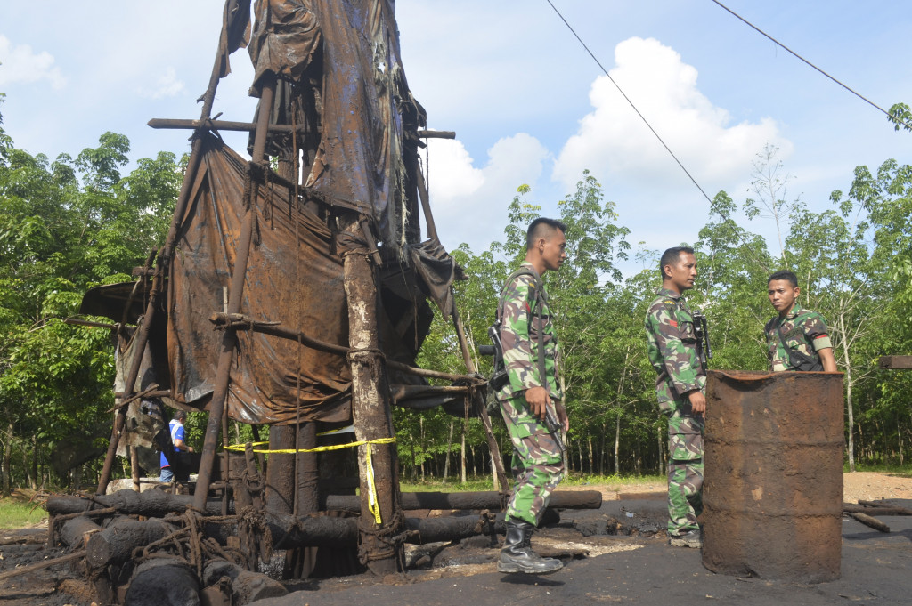 Sejumlah anggota TNI berjaga di sumur migas milik PT Pertamina EP Aset I Field Ramba di Desa Mangun Jaya, Kabupaten Musi Banyuasin (Muba), Sumatera Selatan, Selasa (11/10/2016).
