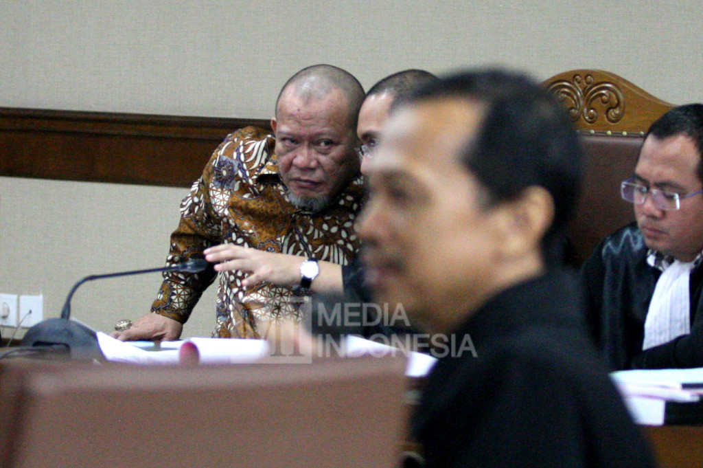 Tersangka kasus dugaan korupsi penyalahgunaan dana hibah di Kamar Dagang dan Industri Indonesia (Kadin) Jawa Timur, La Nyalla Mattalitti (kiri) menjalani sidang lanjutan di Pengadilan Tipikor, Jakarta, Rabu (12/10/2016)