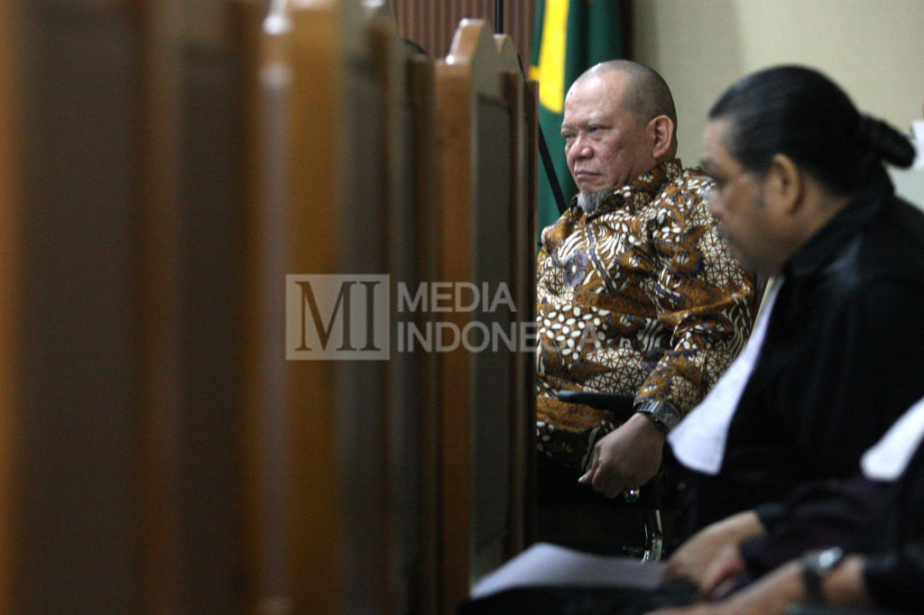 Tersangka kasus dugaan korupsi penyalahgunaan dana hibah di Kamar Dagang dan Industri Indonesia (Kadin) Jawa Timur, La Nyalla Mattalitti (kiri) menjalani sidang lanjutan di Pengadilan Tipikor, Jakarta, Rabu (12/10/2016)