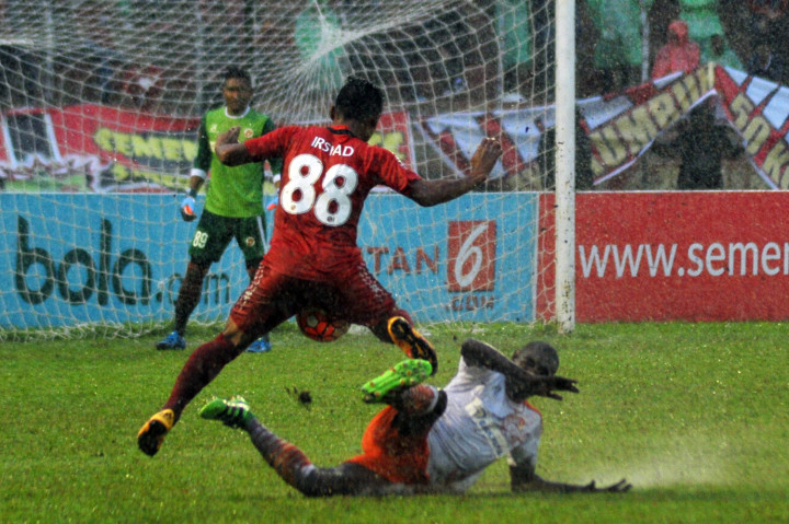 Pesepakbola Semen Padang FC, Irsyad Maulana (atas) melompat dihadang pemain Perseru Serui, Yesaya Nickhanor (bawah), pada pertandingan lanjutan Torabika Soccer Championship (TSC) 2016 di Stadion GOR H Agus Salim, Padang, Rabu (12/10/2016).